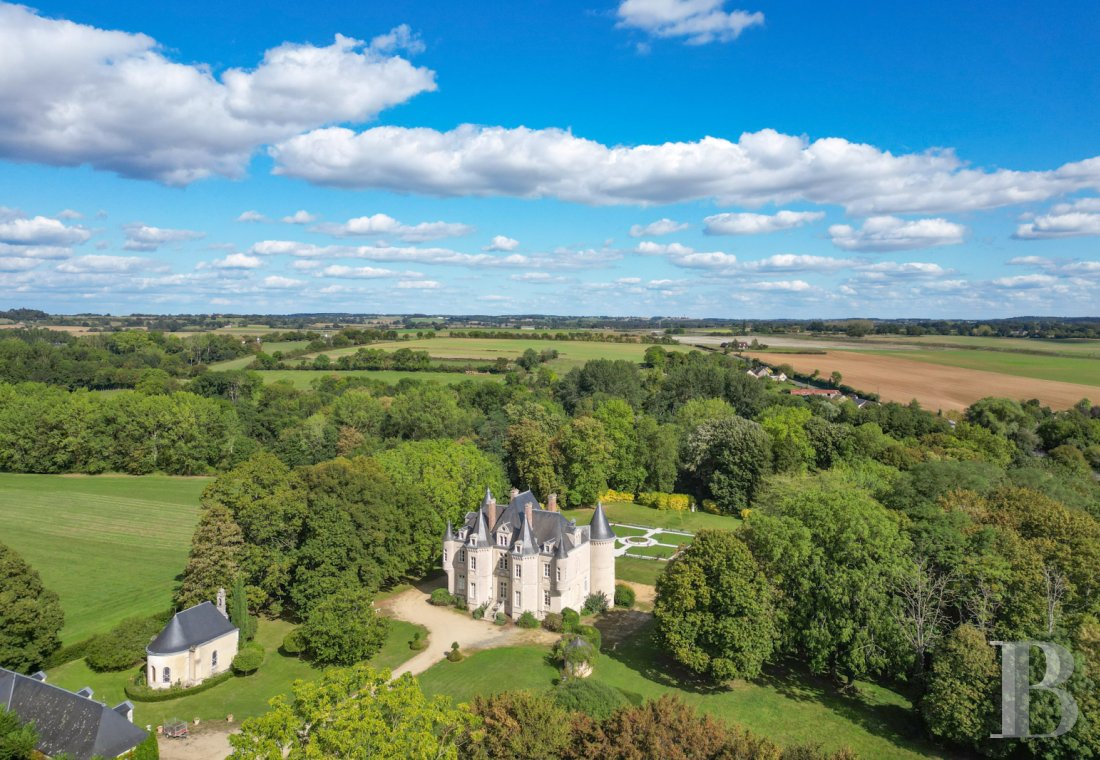Dans la Sarthe, à l’est du Mans, un château du 19e siècle d’inspiration Renaissance dans son parc de onze hectares - photo  n°1